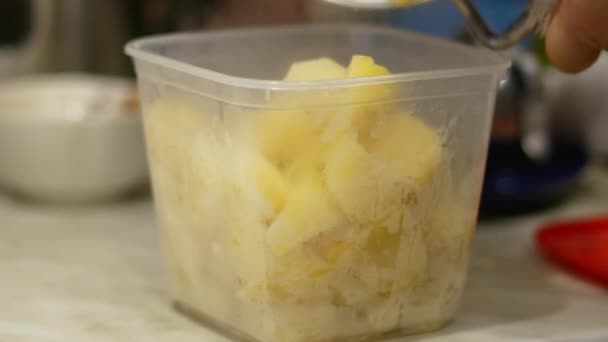 Préparer la nourriture avec vous pour travailler. Emballage des pommes de terre dans une boîte à lunch — Video