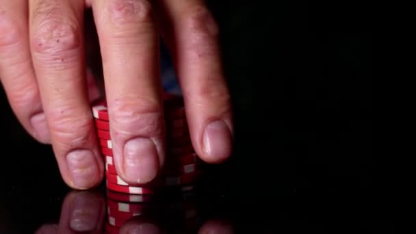 Poker fişleri. Kumarhaneler ve yüksek bahisler, oyuncu çipleri riske atar. — Stok video