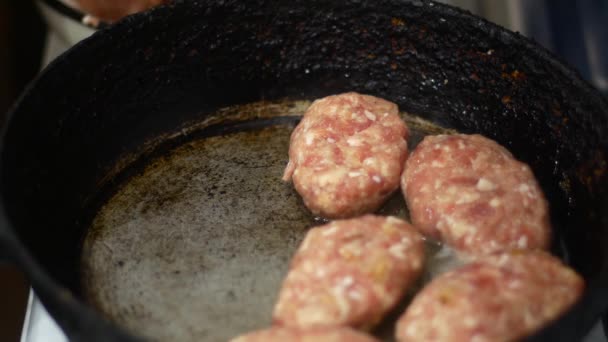 A húst serpenyőben sütik. Otthon főzök. Savanyított hús, húsgombóc. — Stock videók