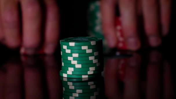 Des jetons de poker. Casinos et enjeux élevés, le joueur met les jetons en jeu — Video