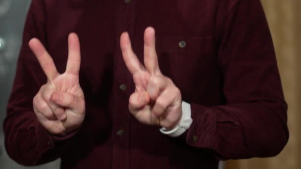 Мужчина делает различные жесты своими руками — стоковое видео