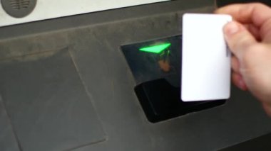 Metro yolculuğu için kartları şarj et. Toplu taşıma için elektronik manyetik kartı doldur