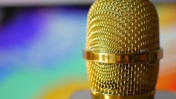 Χρυσό μικρόφωνο σε στούντιο ηχογράφησης — Αρχείο Βίντεο