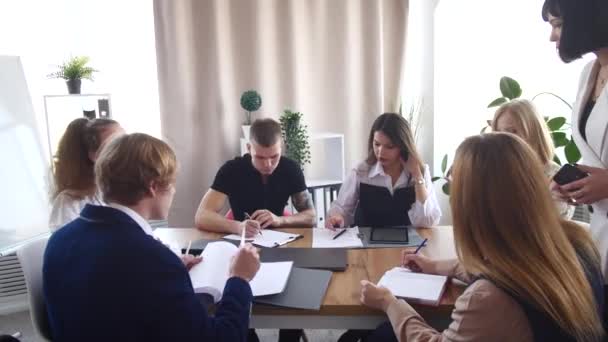 Empresaria en la reunión. Jefa se comunica con su joven equipo de profesionales — Vídeos de Stock