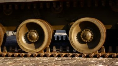 Askeri araçlardaki tırtıllar. Askeri geçit töreninde bir tank.