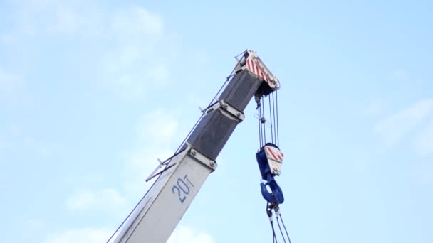 Grue contre le ciel au travail, travaux de construction et de reconstruction — Video