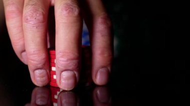 Poker fişleri. Kumarhaneler ve yüksek bahisler, oyuncu çipleri riske atar.
