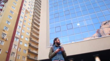 Bir adam iş merkezinin yakınında bir toplantı bekliyor. Bir adam belli bir zamanda arkadaşını bekler, etrafına ve saatine bakar.