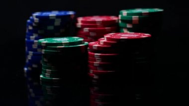 Kumarhane için yığınla fiş. Poker oynamaya başla. Işık bir nesnenin etrafında döner