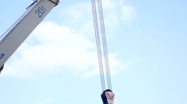 Gökyüzüne karşı vinç çalışması, inşaat ve yeniden inşa çalışması