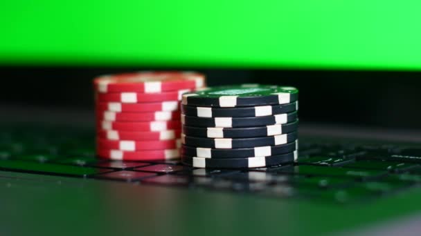 Chips für Casinos auf Laptop, Online-Casino-Konzept — Stockvideo