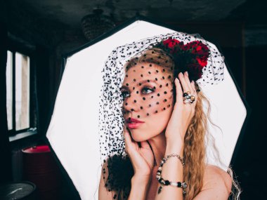 Gözlerinin önünde siyah peçeli güzel bir kızın portresi..