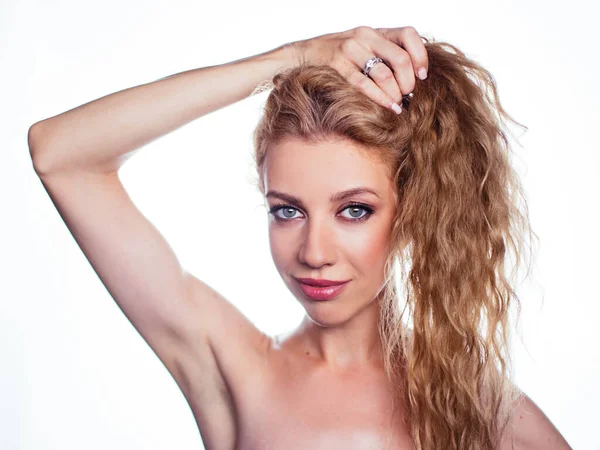 Retrato de uma jovem menina bonita com cabelo encaracolado. Mulher alegre emocional em um fundo branco . Imagens De Bancos De Imagens