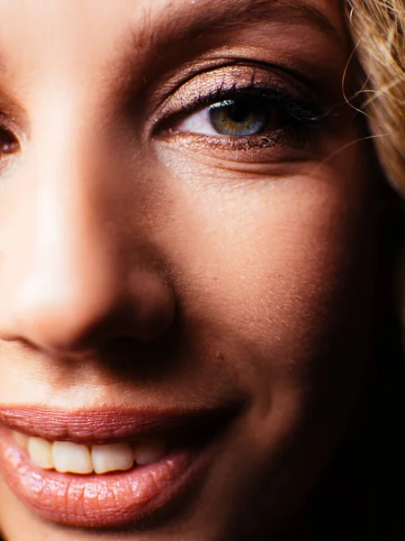 Retrato de una joven y hermosa mujer. Chica contra un fondo oscuro con una sonrisa natural y el pelo rizado . Imágenes De Stock Sin Royalties Gratis