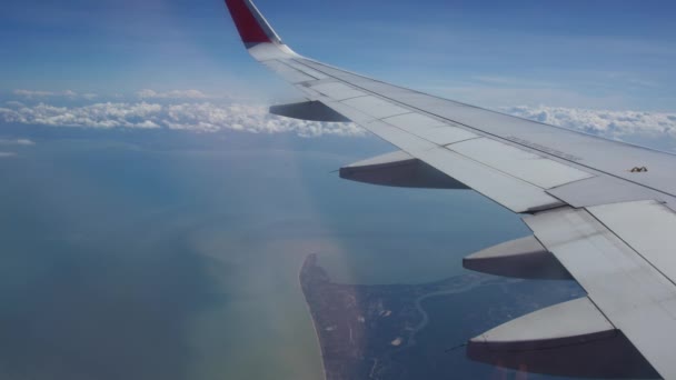 Blick aus dem Flugzeugfenster auf den Flügel und die Wolken. Reisen in andere Länder. — Stockvideo