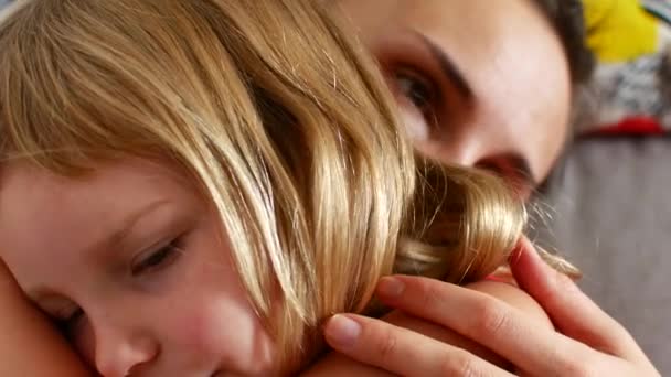 Η μαμά αγκαλιάζει την κόρη της πολύ σφιχτά. Οικογενειακές αξίες — Αρχείο Βίντεο