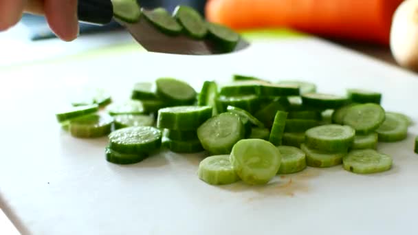 Koken, snijden komkommers voor salade — Stockvideo