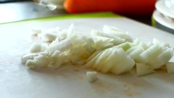 Gotowanie, krojenie cebuli na sałatkę lub gulasz — Wideo stockowe