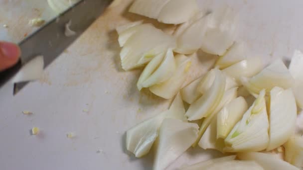 Cuisson, trancher l'ail pour le ragoût 