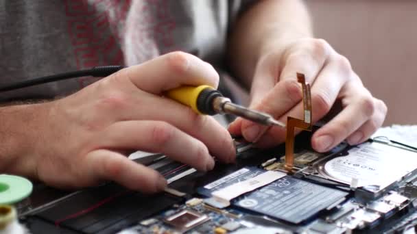 Engineer solders the power connector on a laptop. Close-up of laptop repair — Stock Video