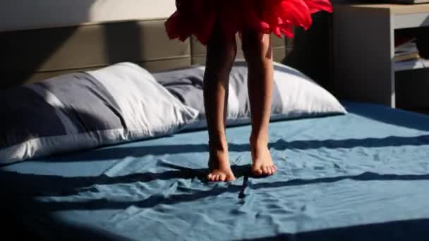 Niño salta en la cama — Vídeo de stock