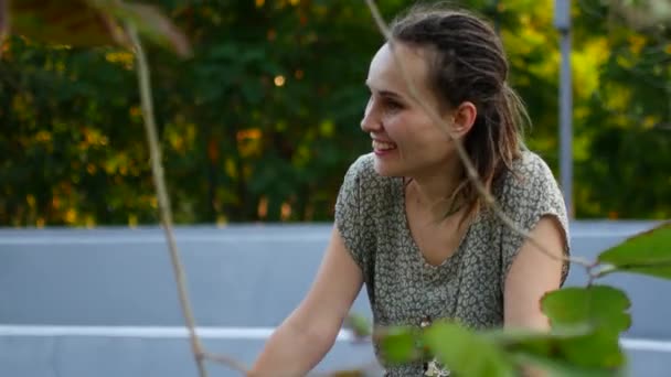 Porträtt av en skrattande flicka utomhus — Stockvideo