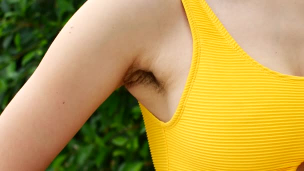 Természetes nő borotválatlan hónaljjal. Nők természetes haj, feminista fogalom — Stock videók