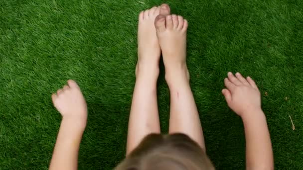 Los pies desnudos en la hierba. La hierba verde en el parque llama a ser descalzo — Vídeos de Stock