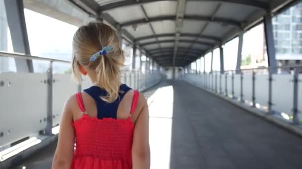 L'enfant passe par le tunnel piétonnier. Suivez-moi vidéo — Video