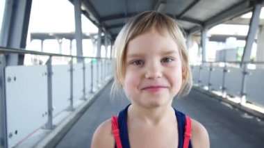 Çocuk kameraya gidiyor. Yaya geçidinde çekilmiş bir video.