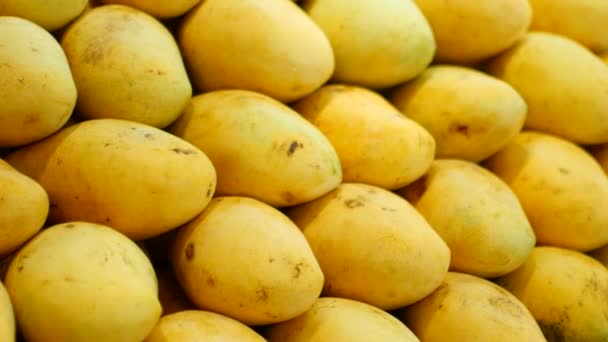 Schöne gelbe Mango auf der Theke — Stockvideo