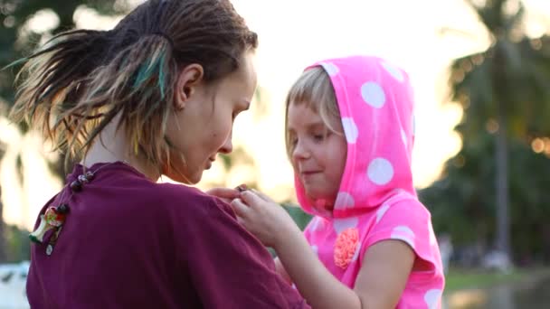 Мама и дочь общаются на открытом воздухе — стоковое видео