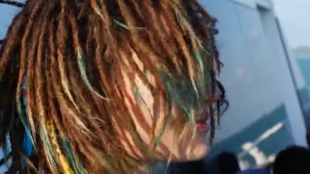 强风吹散了一个有可怕头发的女孩的头发 — 图库视频影像