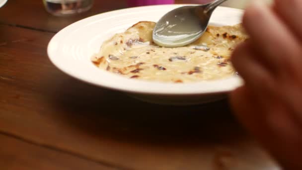 Μια στοίβα τηγανίτες σε ένα πιάτο στο τραπέζι. — Αρχείο Βίντεο