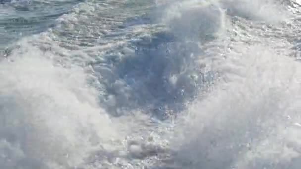 Trail van golven achter een motorboot — Stockvideo