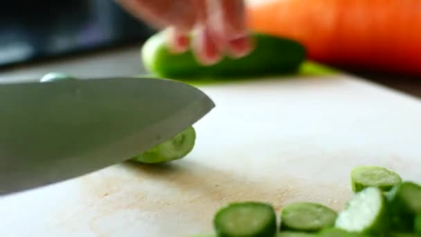 Matlagning, skivning gurkor för sallad — Stockvideo