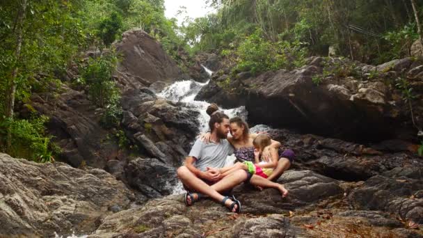 瀑布边快乐的家庭 — 图库视频影像