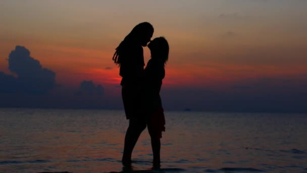 Aşık bir çift için romantik bir an.. — Stok video