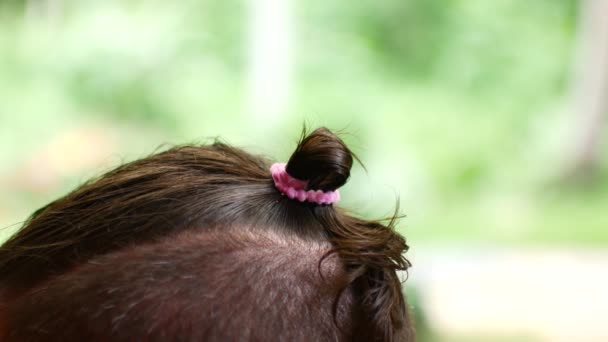 Tête d'un homme avec une queue sur les cheveux gros plan — Video