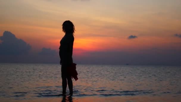 Una mujer pacificada al atardecer — Vídeos de Stock