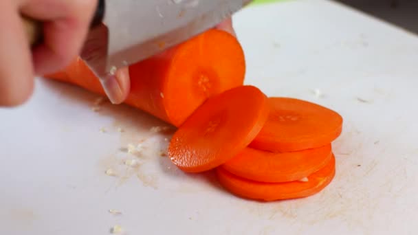 Cozinhar, cortar cenouras frescas para fritar ou salada — Vídeo de Stock