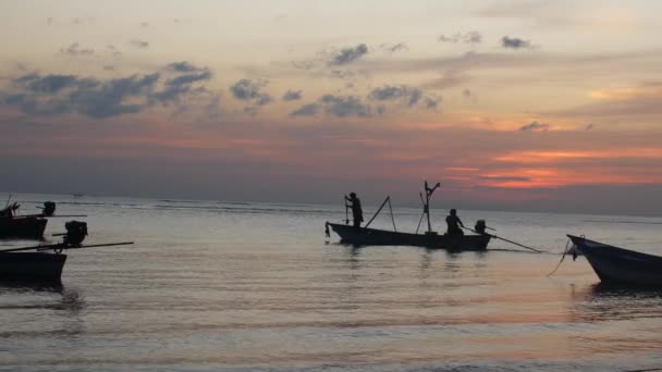 Barcos ao pôr do sol. Praia de pescadores com barcos em um fundo do sol — Vídeo de Stock