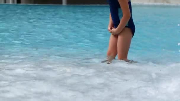 Criança corre ao longo da borda da piscina — Vídeo de Stock