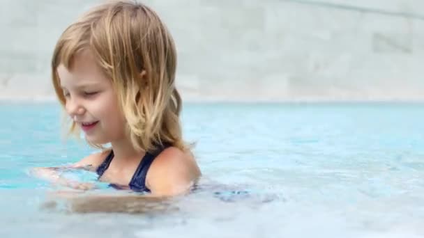 Child swims in the pool. — Stock Video