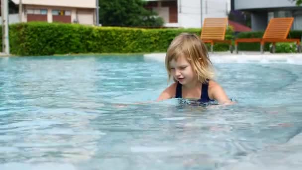 Child swims in the pool. — Stock Video
