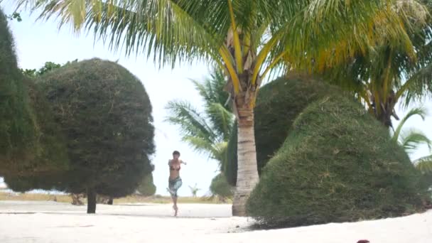 Szczęśliwa dziewczyna baw się dobrze na plaży. — Wideo stockowe