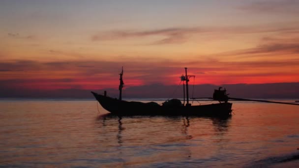 Vissersboot op zonsondergang achtergrond — Stockvideo