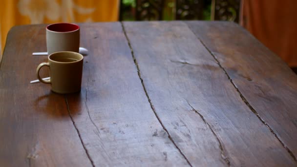 Mesa de desayuno, tazas con bebida caliente — Vídeo de stock