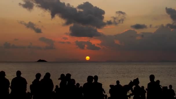 日落时在海滩上举行的聚会。 难以辨认的人欣赏海上的落日 — 图库视频影像