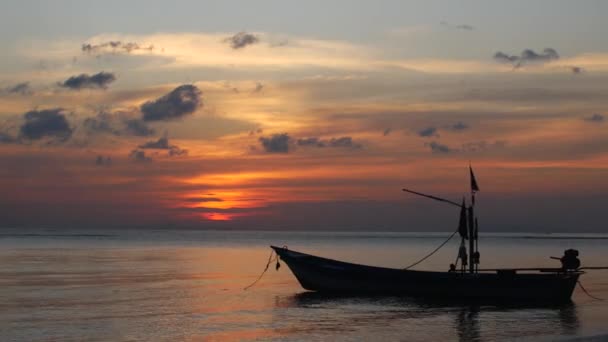 Boats at sunset. Fishermans beach with boats on a background of the sun — 비디오